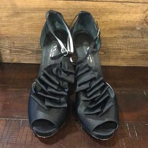 Black heels with ruffle by Nina